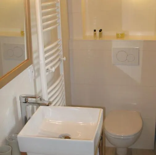 Direct Piscine Alojamento de Acomodação e Pequeno-almoço 4*